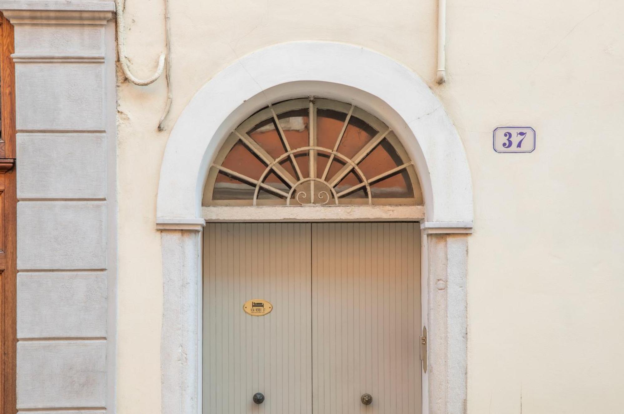 Via Verdi 37 1P Mantova Kültér fotó